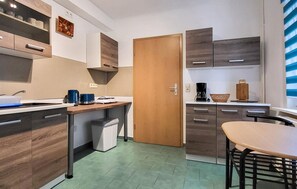 Microones, placa de cuina, rentaplats i cafetera i tetera 