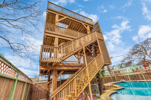 Sleep 20, Historic East End, Heated Huge Pool, Giant 4 story deck