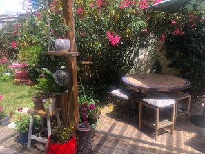 Outdoor dining - La Teste Centre Maison Chaleureuse Avec Patio (La Teste-de-Buch)