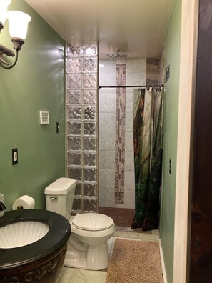 シャワー、タオル、石鹸、トイレットペーパー