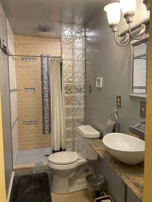 Shower, towels, soap, toilet paper - Tranquil retreat on 16 acres sleeps 10 guests. (Mount Pleasant)