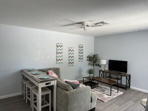 Living area - Best Choice - 6 miles to Fremont - 9 miles to Strip (Las Vegas)