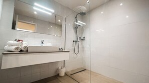 Hiustenkuivaaja, pyyhkeet, saippua
