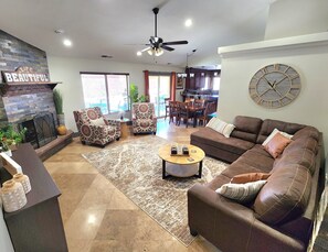 Smart TV, chimenea, futbolito y tenis de mesa 