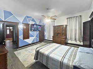 Room - 6BR Crew House | Gym, 2 Washers, 55" TVs (Evansville)