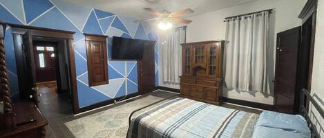 6 bedrooms, desk, iron/ironing board, free WiFi