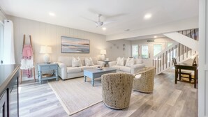 Villa - flera sängar - kök - utsikt mot golfbanan (505 Plantation Club Villas) | Vardagsrum | 40-tums tv med kabelkanaler