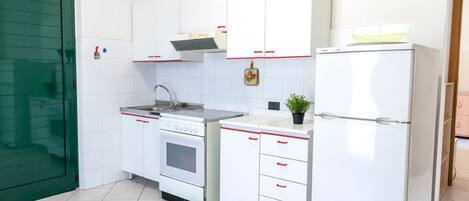 Kühlschrank, Ofen, Esstisch