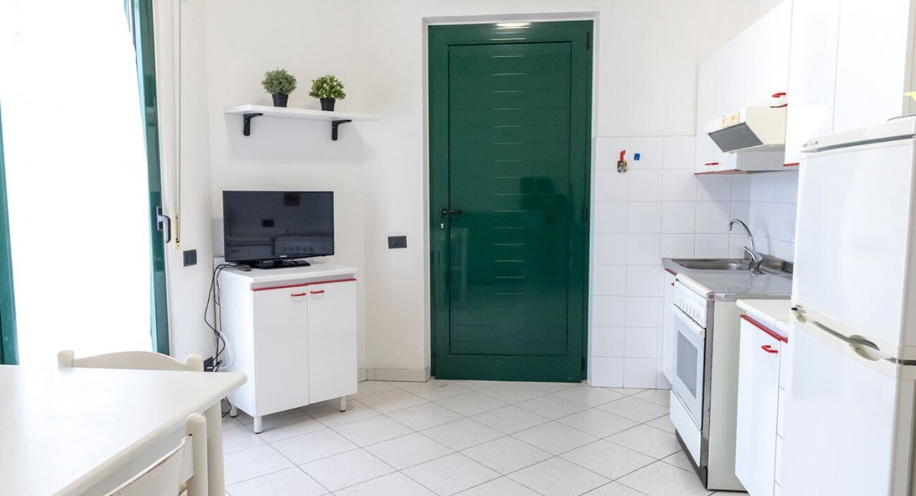 Kylskåp, ugn och matbord