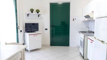 KylskÄp, ugn och matbord