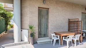 Outdoor dining - SE007 - Senigallia, one bedroom apartment on the sea with beach (Senigallia)