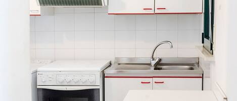 Frigorífico, horno y mesa de comedor