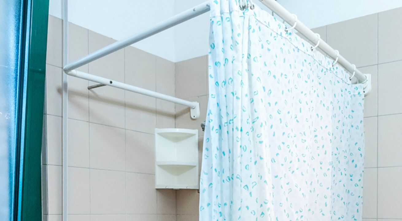 Douche, bidet, serviettes fournies