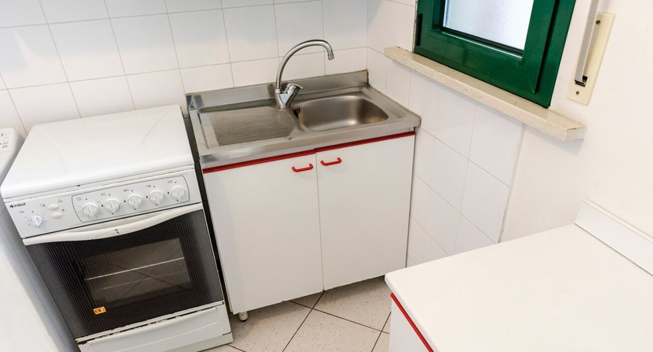 Frigorifero, forno, tavolo da pranzo