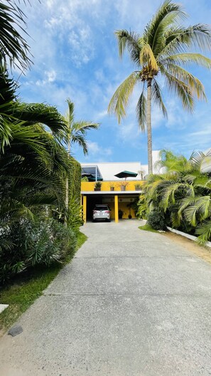 Exterior - H.Ixaya (Puerto Vallarta)