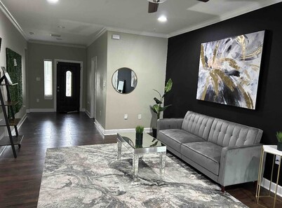 
🏠 Modern Comfort Near Houston’s Top Attractions–3BR, 3BA Sleeps 9 &Office Space