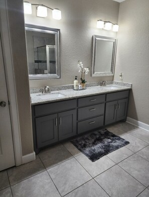 Hårføner, håndklær, såpe og sjampo