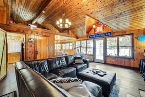 TV, fireplace, table football, stereo - Anchor Lodge: Your Ultimate Summer Retreat: Swim, Kayak, and Relax ! (Indian River)