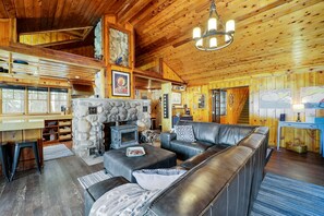 TV, fireplace, table football, stereo - Anchor Lodge: Your Ultimate Summer Retreat: Swim, Kayak, and Relax ! (Indian River)