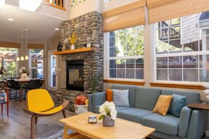 Smart TV, caminetto, videogiochi, lettore DVD