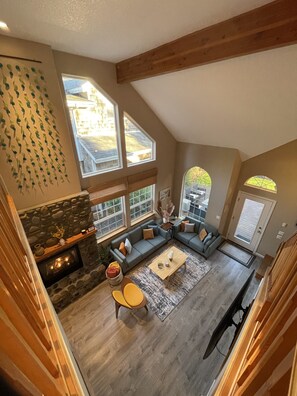 Smart TV, caminetto, videogiochi, lettore DVD