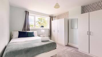 4 bedrooms, iron/ironing board, free WiFi, bed sheets