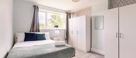 4 bedrooms, iron/ironing board, free WiFi, bed sheets