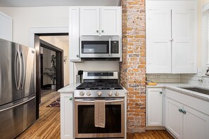 Kylskåp, mikrovågsugn, ugn och spishäll