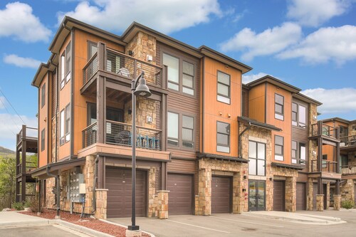 Blue River Flats in Silverthorne, amazing location and panoramic mountain views