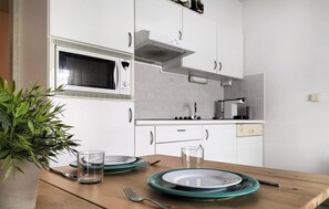 Réfrigérateur, micro-ondes, plaque de cuisson, lave-vaisselle