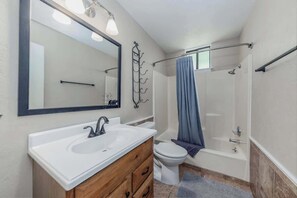 Combined shower/bathtub, towels