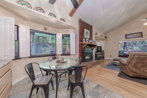 Televisión, chimenea y futbolito 