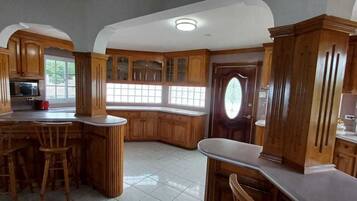 Jääkaappi, mikroaaltouuni, ruokailupöytä