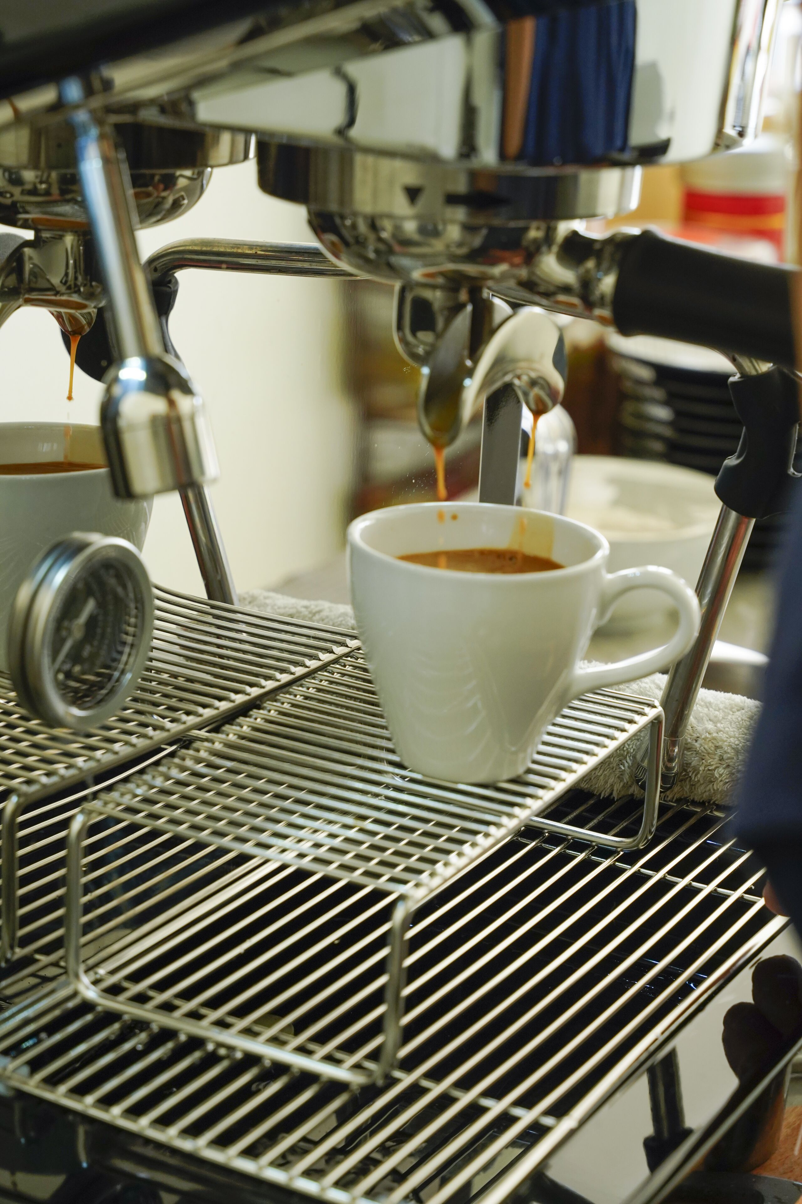 Kahvinkeitin, joka annostelee espressoa kuppiin.