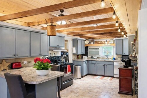 Rooster's Roost of Bells Cove - 15 Minutes from the Caverns!