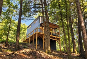A cabin with a wooden deck and multiple levels, surrounded by trees. - Hemlock Cabin at Ranger Creek - Near Coalmont OHV Park! (Coalmont)