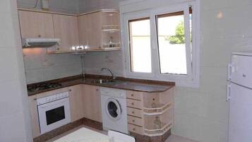 Frigorífico, microondas, horno y tostadora