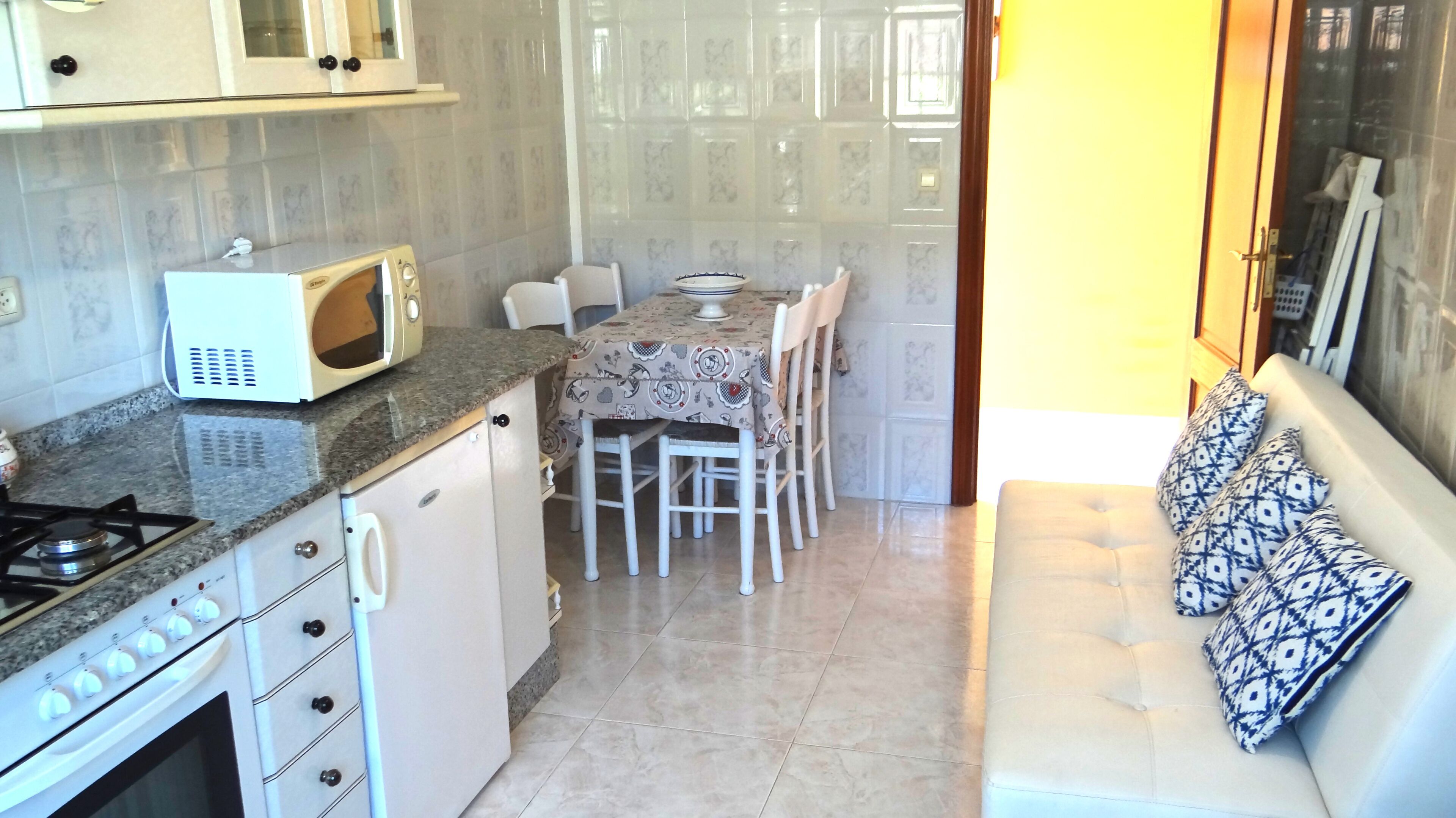 Réfrigérateur, micro-ondes, four