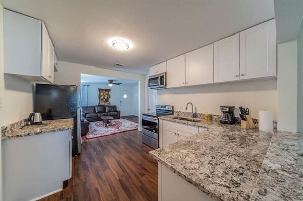 Frigorifero, microonde, forno, piano cottura