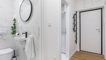 Superior Apartment | Bathroom | Shower, rainfall showerhead, hair dryer, towels