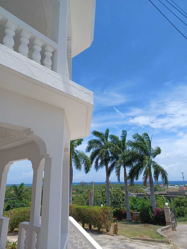 Property grounds - Ocean View 2BR Palm Villa 1st Floor (St. James Parish)