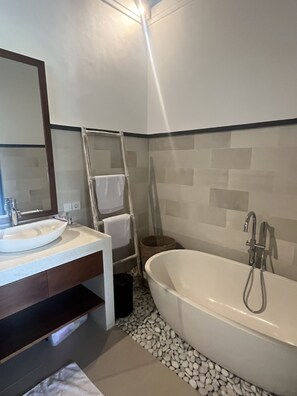 Dusche, Haartrockner, Bidet, Handtücher