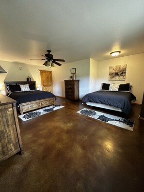 3 bedrooms, iron/ironing board, travel cot, WiFi - Valley View Retreat - Spacious, beautiful home near river - perfect for families (Sterling)