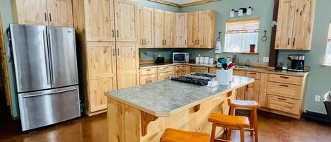 Réfrigérateur, micro-ondes, four, plaque de cuisson