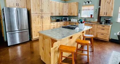 Valley View Retreat - Spacious, beautiful home near river - perfect for families
