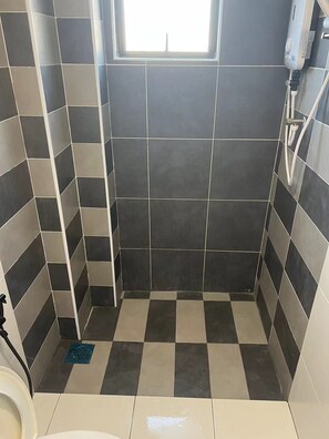 Haartrockner, Handtücher, Toilettenpapier