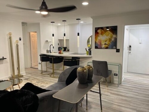 Cozy home atlanta! Sleeps 4!! This is a full renovated condo which is a must see