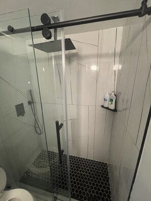 Haartrockner, Handtücher, Seife, Toilettenpapier