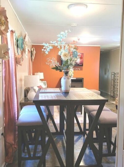 The Floral Cottage Three Bedrooms One Bath