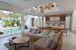 デラックス ヴィラ | リビング エリア | 60 インチの薄型テレビ (ケーブル放送視聴可)、テレビ、Netflix